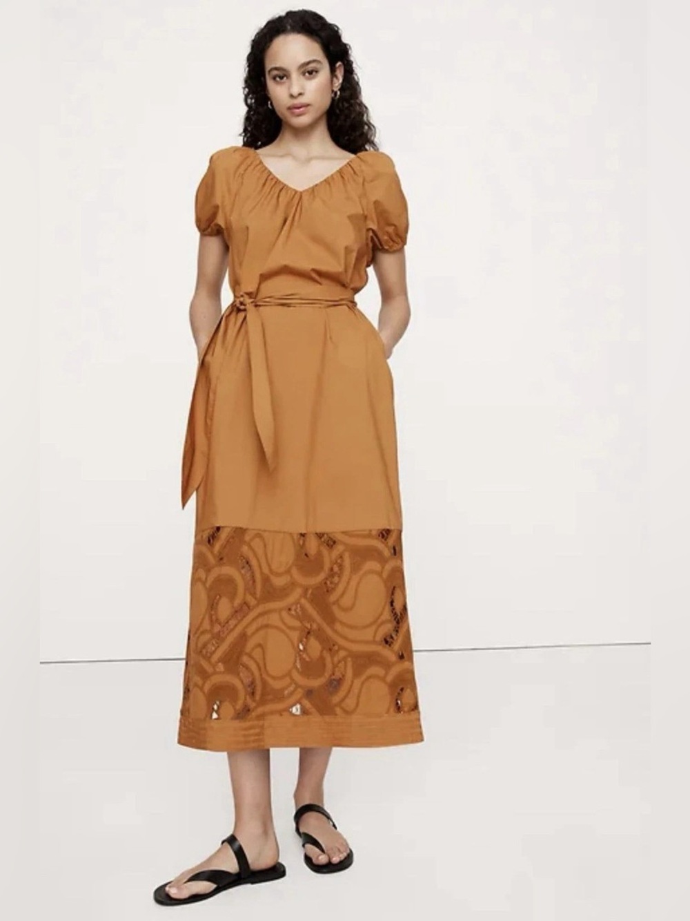 Banana Republic
Embroidered Cotton Poplin Ruched
Midi Dress S